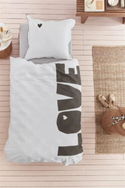 Vtwonen Bold Love Bettwäsche Naturell -Schlafkomfort Rabattwelt bold love natural de uv 135x200 2