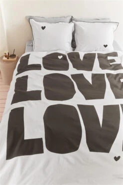 Vtwonen Bold Love Bettwäsche Naturell -Schlafkomfort Rabattwelt bold love natural de uv 135x200 60