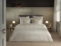 Heckett & Lane Banda Bettwäsche Beige -Schlafkomfort Rabattwelt heckett lane dekbedovertrek katoen satijn banda off white sfeer 1 kopie