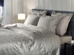 Heckett & Lane Diamante Bettwäsche Gletscher-Grau -Schlafkomfort Rabattwelt heckett lane dekbedovertrek katoen satijn diamante glacier grey sfeer 2