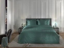 Heckett & Lane Diamante Bettwäsche Mineral Grün -Schlafkomfort Rabattwelt heckett lane dekbedovertrek katoen satijn diamante mineral green sfeer 1