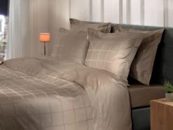 Heckett & Lane Diamante Bettwäsche Taupe Grau -Schlafkomfort Rabattwelt heckett lane dekbedovertrek katoen satijn diamante taupe grey sfeer 2